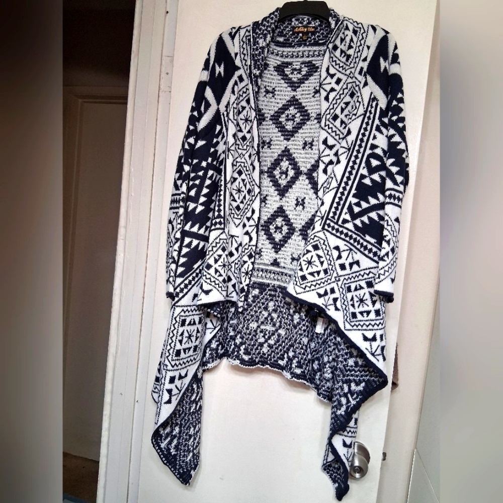 Geometric Patterned Navy Blue and White Sweater